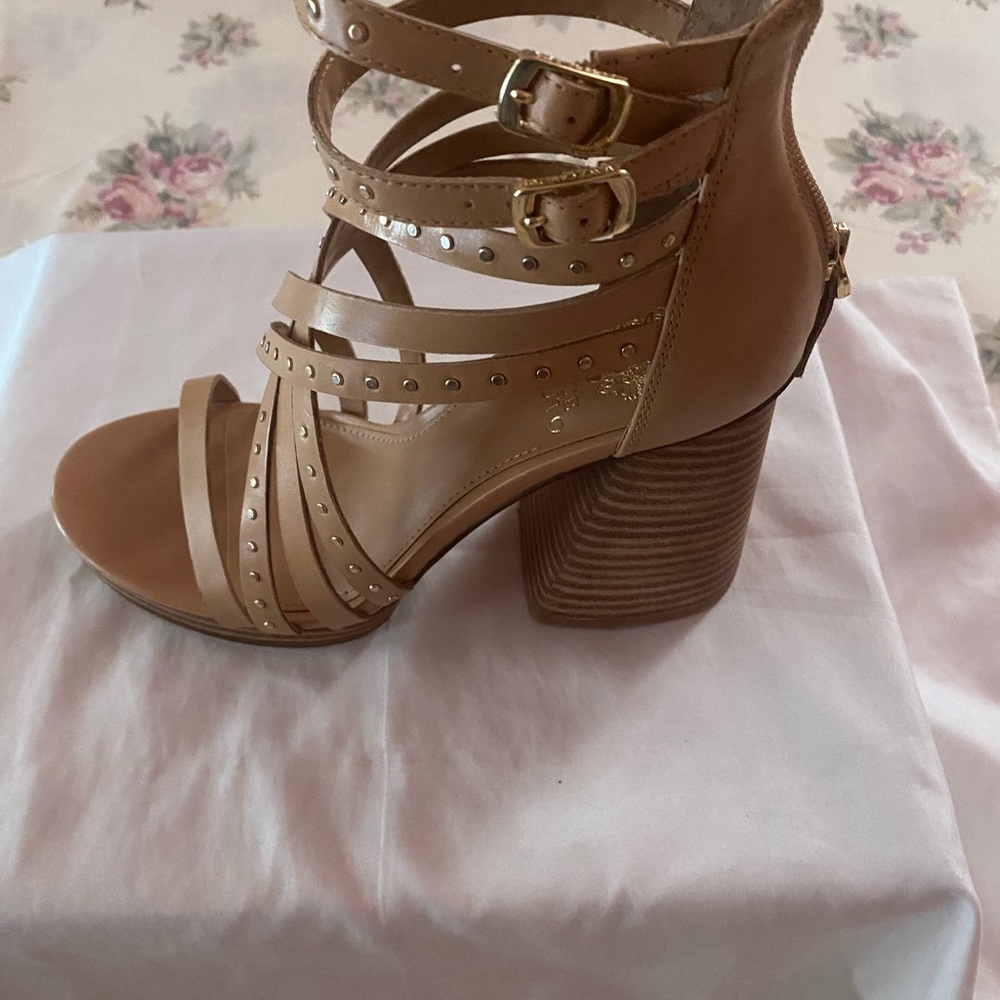 Vince Camuto - Picture 3 of 12